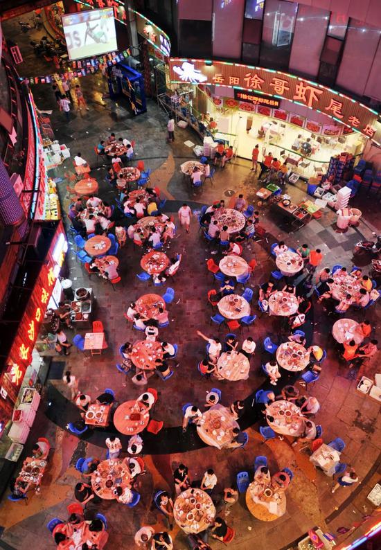 夜里吃小龙虾、喝啤酒看球的长沙人。图/视觉中国