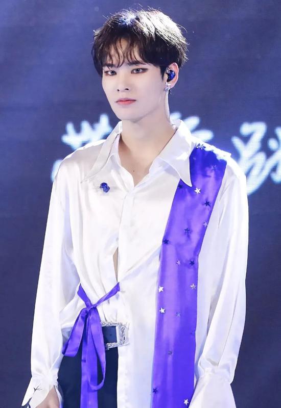 蔡徐坤小鬼的舞台妆瞬间让舞台感炸裂