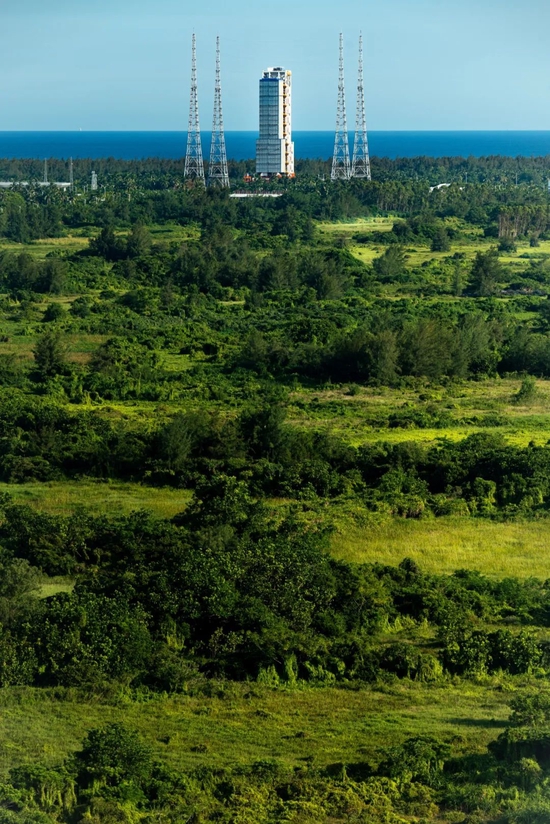 Wenchang's large launch tower. Photography/Fly_To_Space