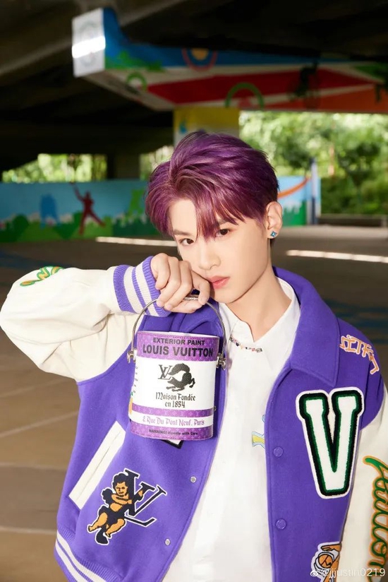 一到夏天就想染发这些粉毛金发穿搭也太帅了吧