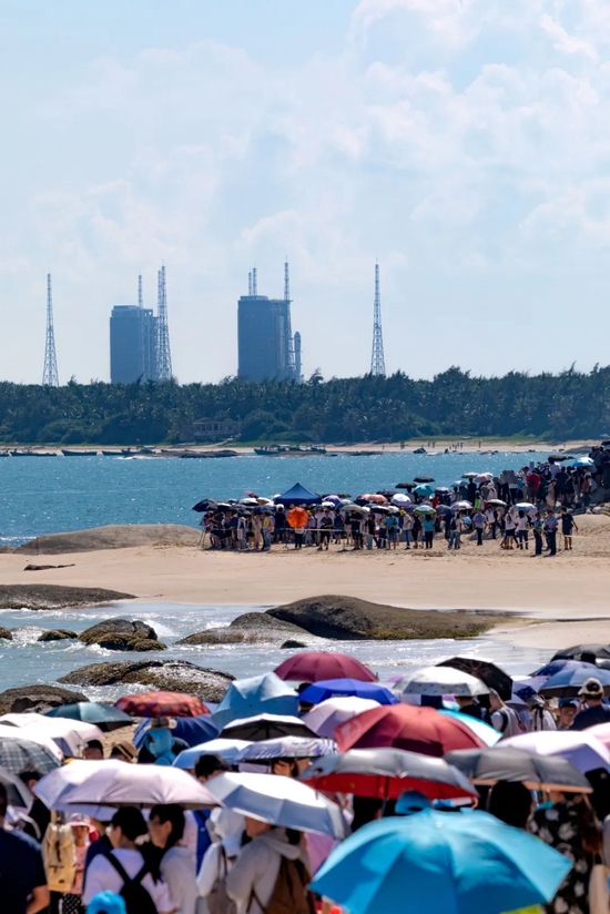 Crowds watching outside the launch site.Photography / Li Ruoyu