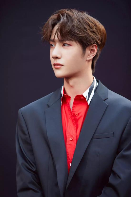 红色不好搭配来看王一博华晨宇的穿搭攻略