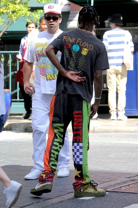 Travis Scott 提前上脚
