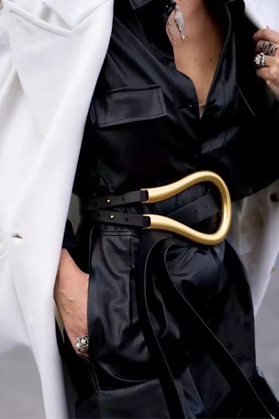Horseshoe Buckle Belt / Via VOGUE It