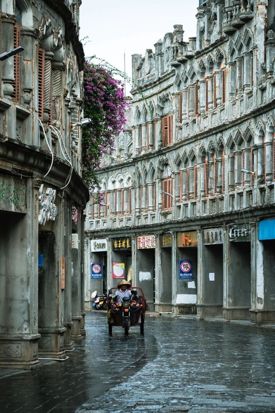 Wenchang Old Street full of history.Photography / Huang Xinyi