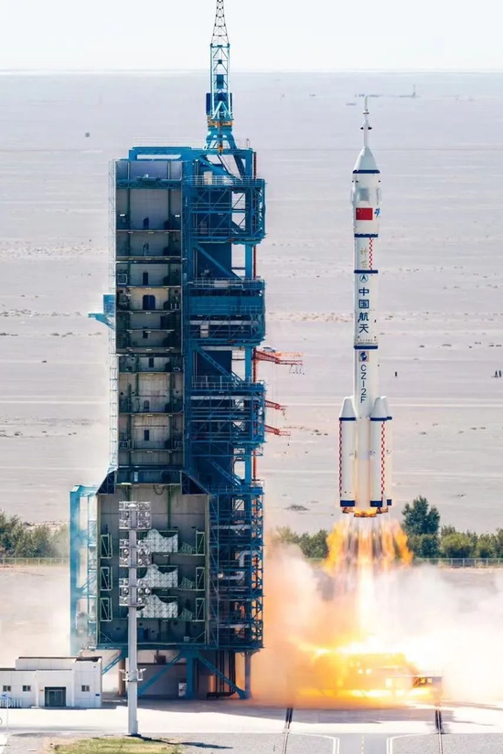 Figure 1: Launch environment in Wenchang: seashore, coconut forest; Figure 2: Launch environment in Jiuquan, inland, Gobi. Photography/Fly_To_Space