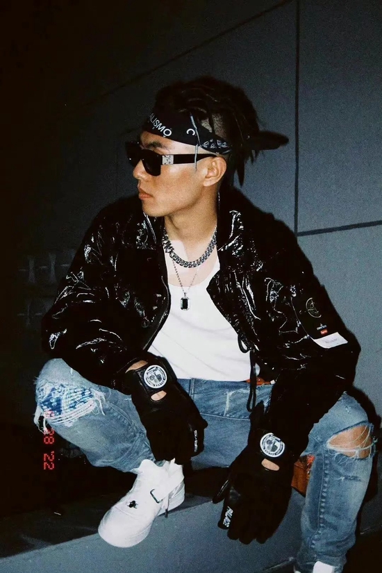 刘聪一身真丝亮面 stone x sup 黑夹克,搭配一条 amiri 破坏蓝色牛仔