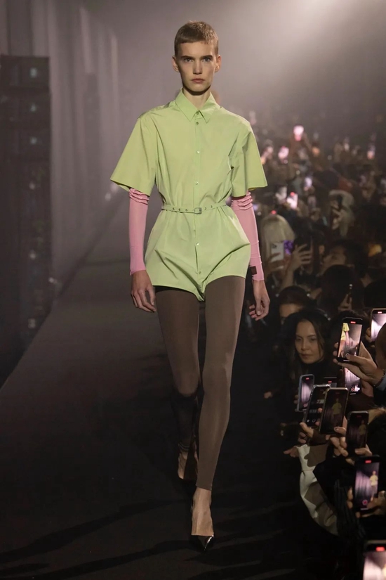 首套造型 / Via VOGUE
