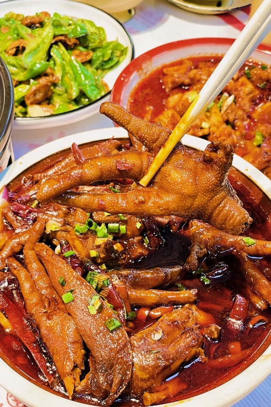 红烧鸡脚，先甜后辣的江西家常菜。 　　摄影/杨大咩Z