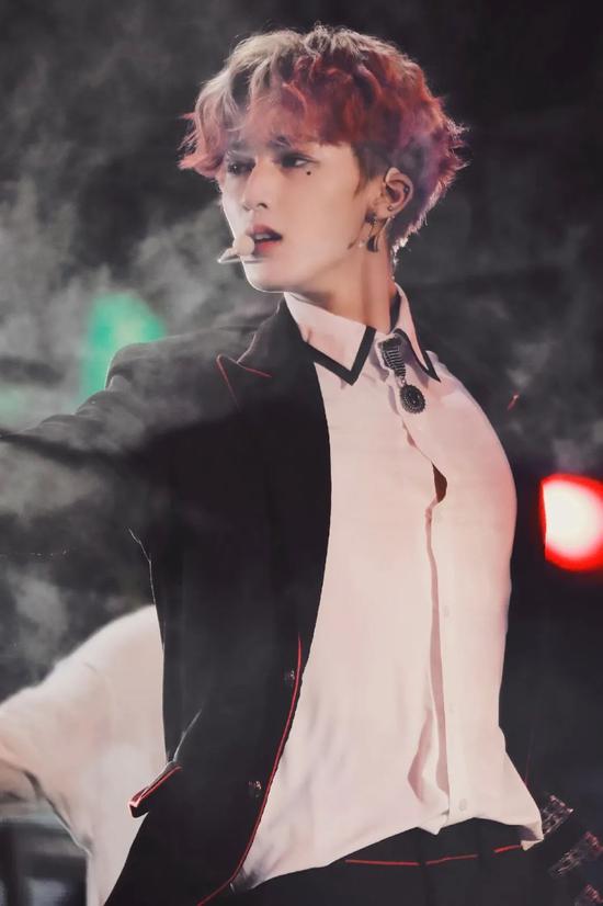 蔡徐坤小鬼的舞台妆瞬间让舞台感炸裂