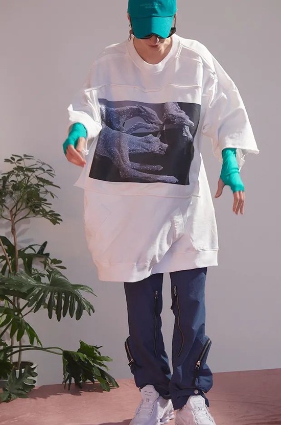  UMAMIISM 撕咬的镶钻奇珍异兽短袖 T 恤
