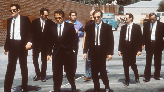 电影‘落水狗’,1992年上映,黑帮强盗人手一套西服和墨镜 来源/电影‘落水狗’截图