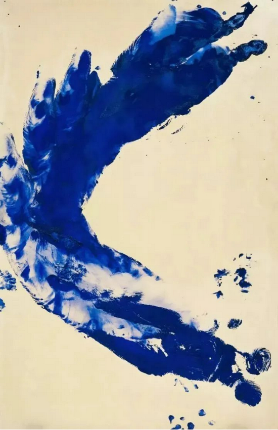 克莱因作品中的暖米色 克莱因蓝搭配