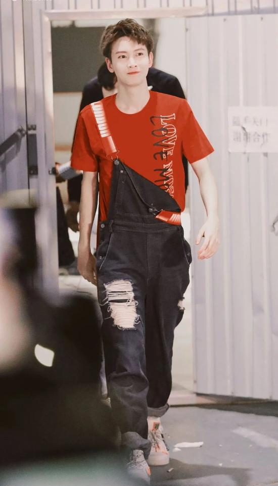 男生想要减龄穿搭看周震南王一博驾驭背带裤
