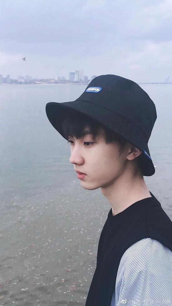 马嘉祺的黑色渔夫帽会更基础更百搭一些,搭配同色系黑白look能使它的