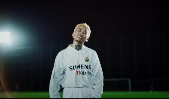 马思唯在《Humble Swag》MV 中上身 Vintage 皇马球衣