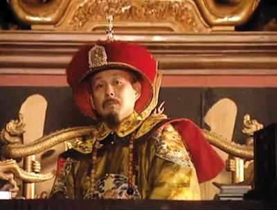 陈道明在《康熙王朝》中怒斥群臣的这段台词表演极为经典.
