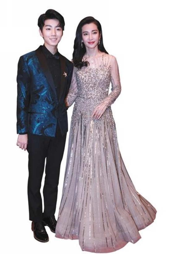 王俊凯和李冰冰一同参加活动.