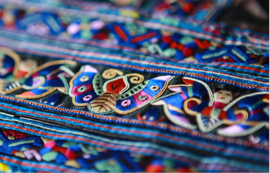 戴比尔斯秉承创守永恒的承诺启动苗绣项目