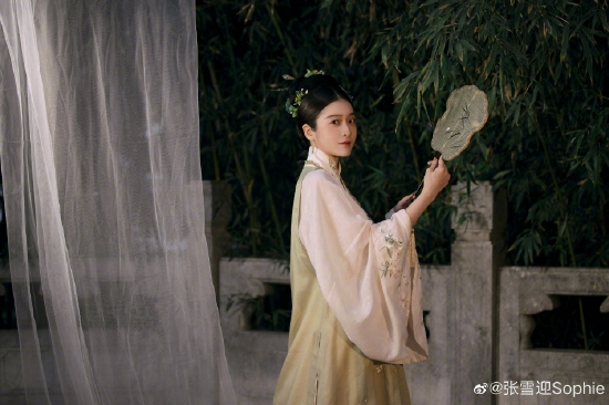 张雪迎国风舞台造型图释出着白绿配色汉服典雅大方