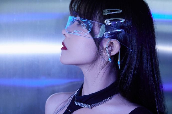 赖美云未来感造型写真化身赛博朋克摩登女郎