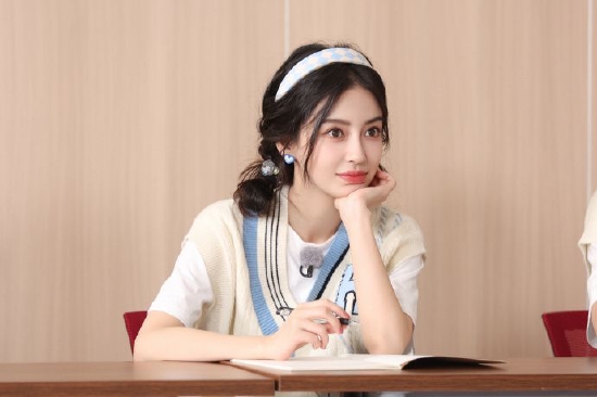 angelababy学院风穿搭减龄双麻花辫搭发卡乖巧甜美