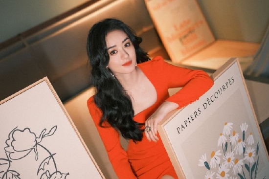 赵丽颖身穿紧身裙氛围感拉满大波浪卷发似港风美人
