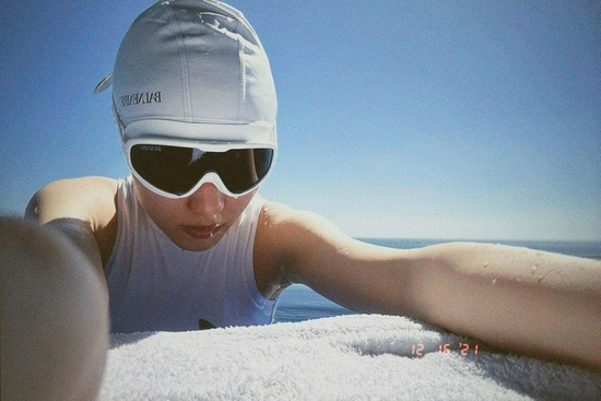 游泳追剧两不误倪妮游泳不忘安利小敏家