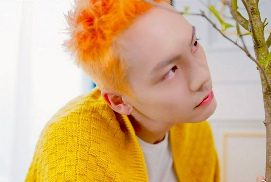 陈伟霆mv橘色发型曝光身穿白t清爽帅气氛围感十足