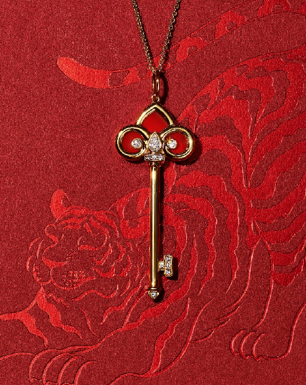 　　Tiffany & Co. 蒂芙尼Keys系列新春限量款18K黄金镶嵌红玉髓及钻石鸢尾花造型钥匙吊坠 （线上专属）