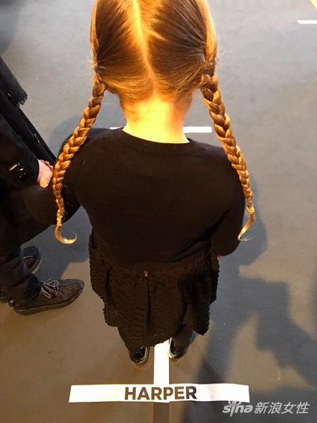 学"小七"扎麻花辫卖萌