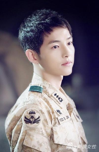 《太阳的后裔》热播,以特种兵身份出现在剧中的宋仲基迷倒了大批女性