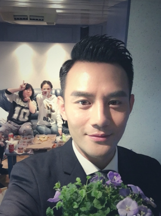 王凯阴雨天影响不了撒欢的心晒自拍帅哭网友