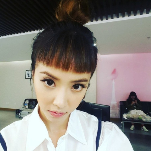 蔡依林梳齐刘海扎马尾辫 宛如16岁美少女