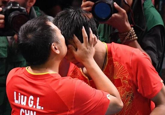 刘国梁强吻马龙和张继科 这个段子手好像要退休了!