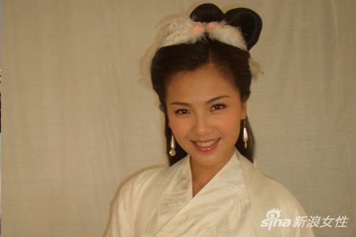 刘涛小心翼翼抱着玉兔,展现小女儿的情态:刘涛虽然在剧中:嫦娥的戏份