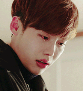 泪痣成熟男人派的单眼皮代表,就是《天国的阶梯》里的权相宇啦~权相宇