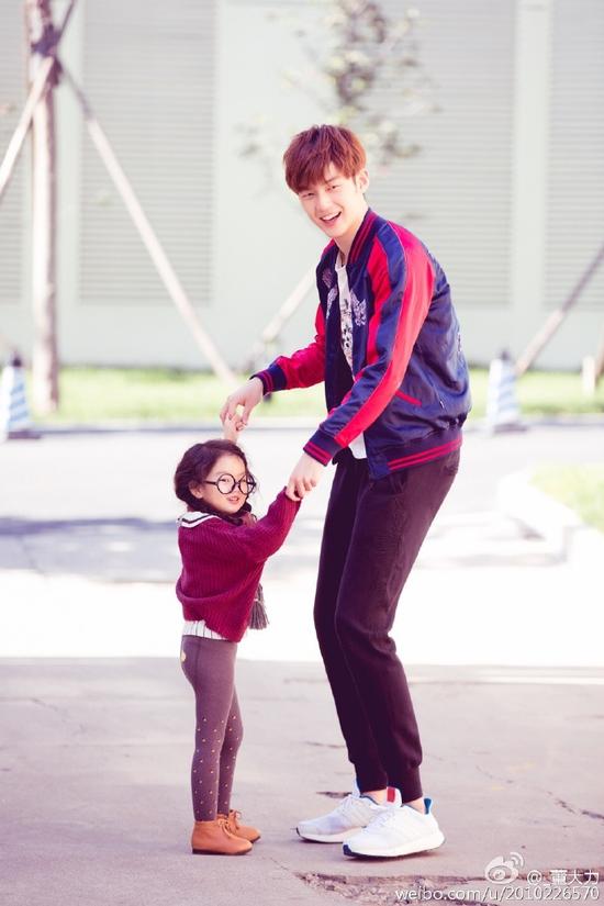 关晓彤董力热恋?网友扒出证据曾穿情侣装