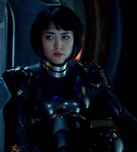 在《金粉世家》里是细细长长的眉毛也是生活中很多女孩子会使用的眉形