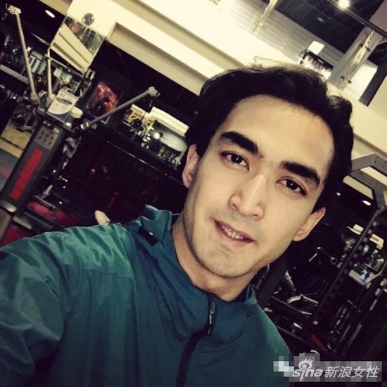 男主和女主这张照片是拍摄《阿娜尔罕》时留下的,男主和女主的合影