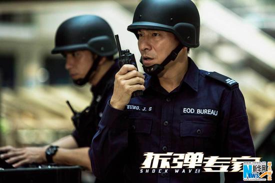 拆弹专家刘德华百斤拆弹服上阵与死神争分秒