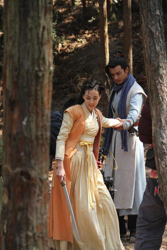 迪丽热巴流畅拍摄练剑戏