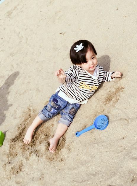 贾静雯挺着孕肚携女儿出门晒太阳 咘咘化身沙滩美人鱼