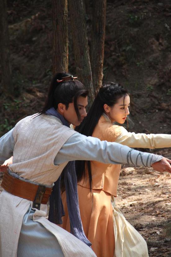 迪丽热巴流畅拍摄练剑戏