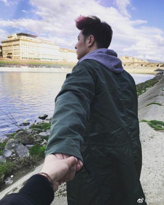 潘玮柏晒照疑公开恋情竟然牵手男摄影师