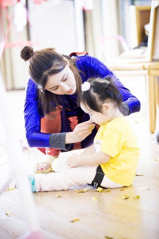 张歆艺遇包文婧母女开怀大笑 被催生给饺子添玩伴