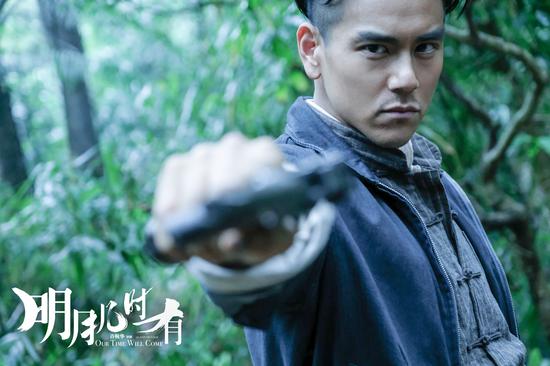 刘黑仔拔枪对敌