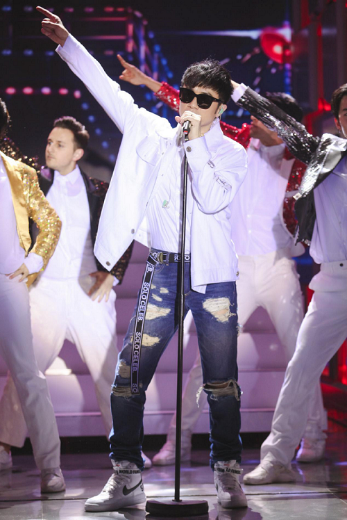 古巨基《快本》20周年再现金曲 狼人杀成高级玩家