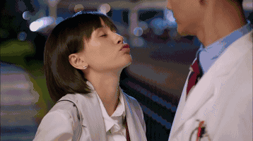 亲吻▼场景:餐厅肢体接触:肩并肩一起点菜餐厅,也是撩汉的经典场景.