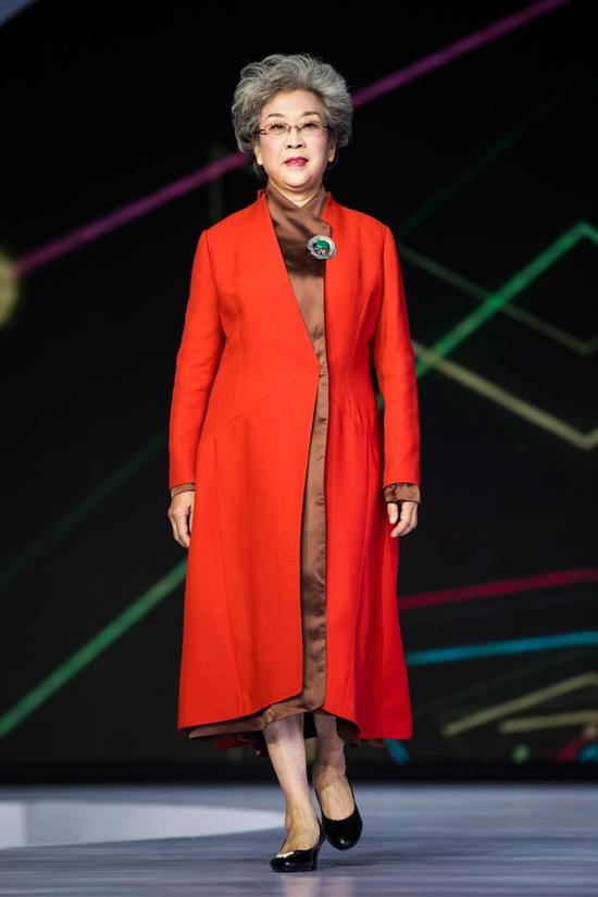 气质独特的中老年模特老年模特走上t台就在2016年9月上一届时装周,建